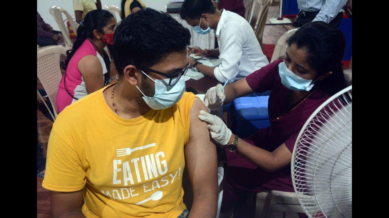 In its attempts to speed up full vaccination of citizens, the BMC announced a special session for the second dose of the Covid-19 vaccine on Saturday, September 4, at public centres run by the civic body and state-run hospitals. Pic/Satej Shinde